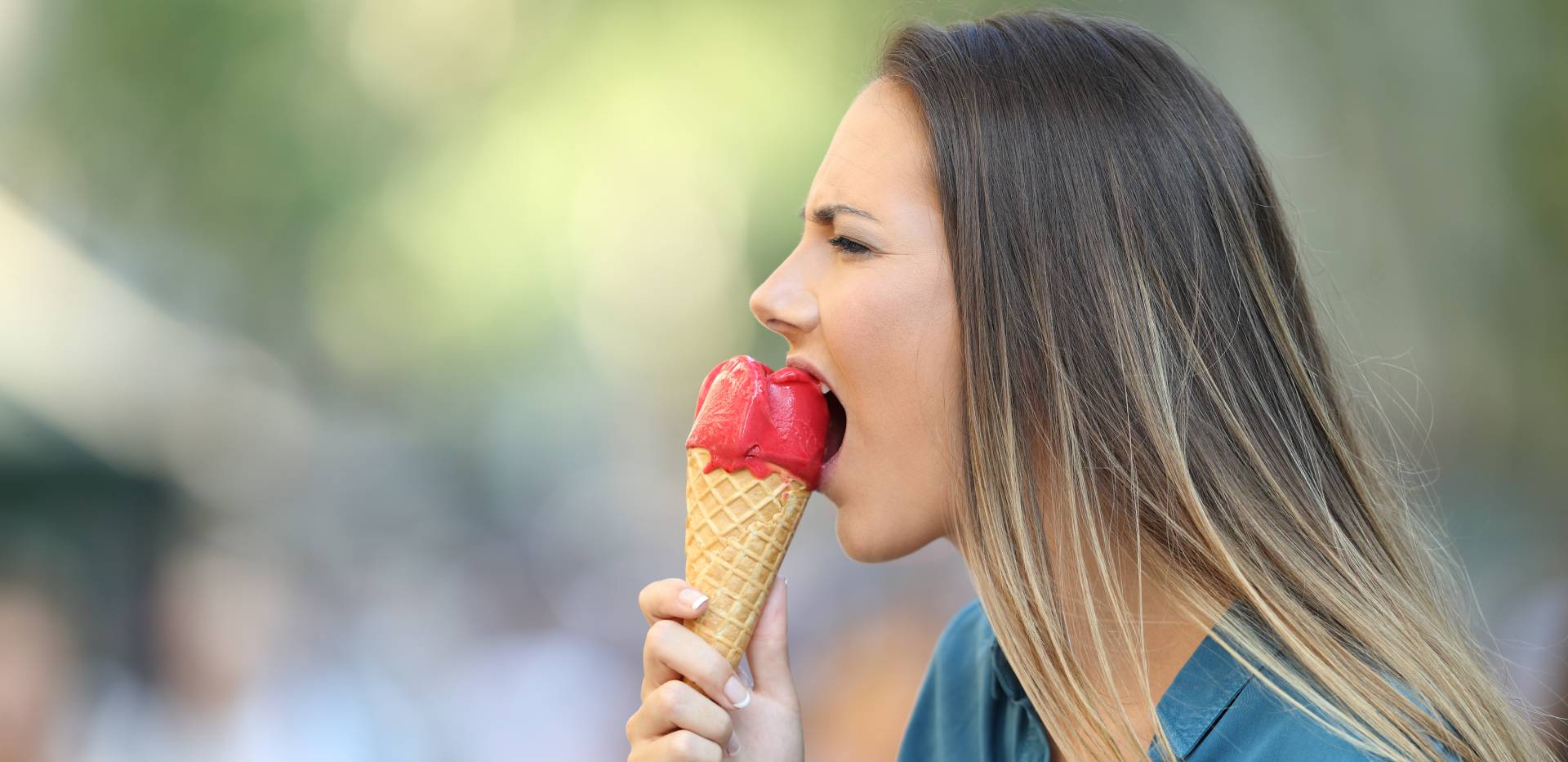 donna che mangia il gelato