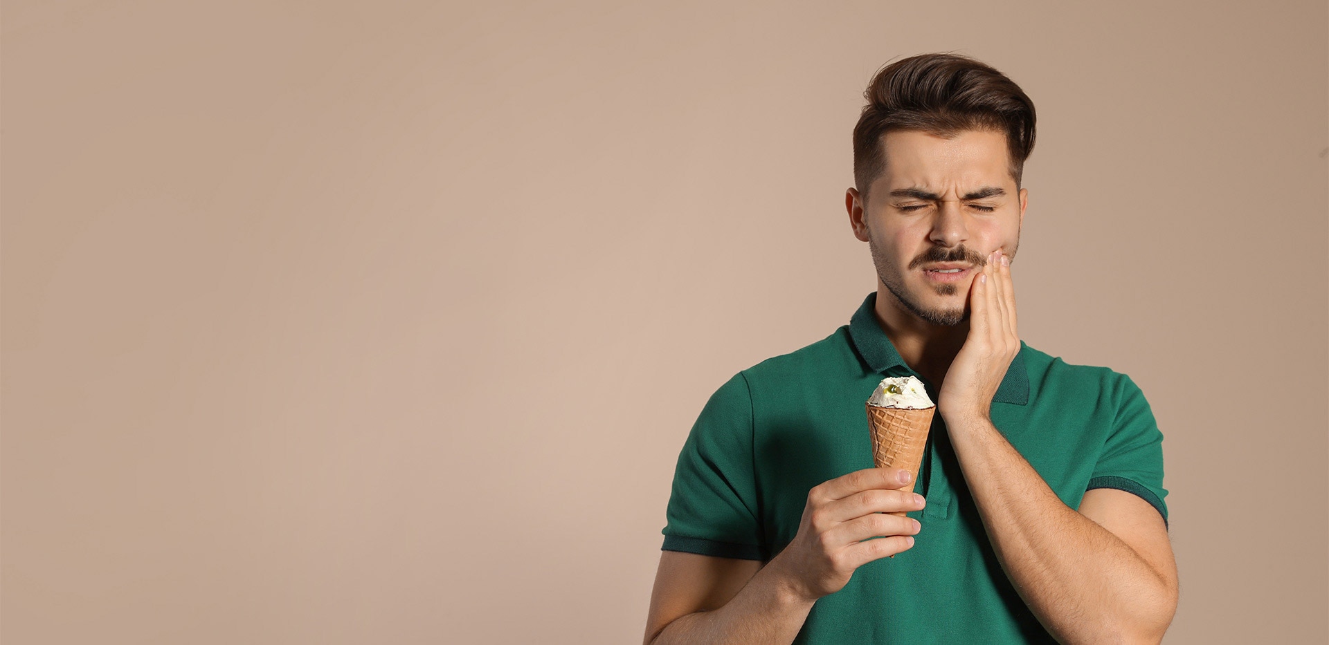 uomo con mal di denti che mangia un gelato