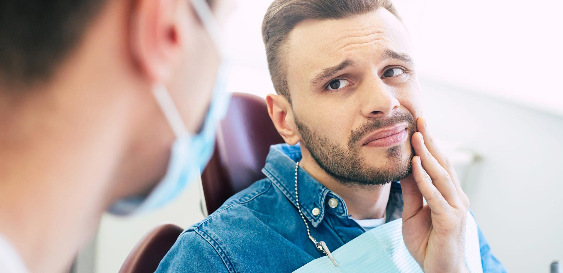 uomo con mal di denti