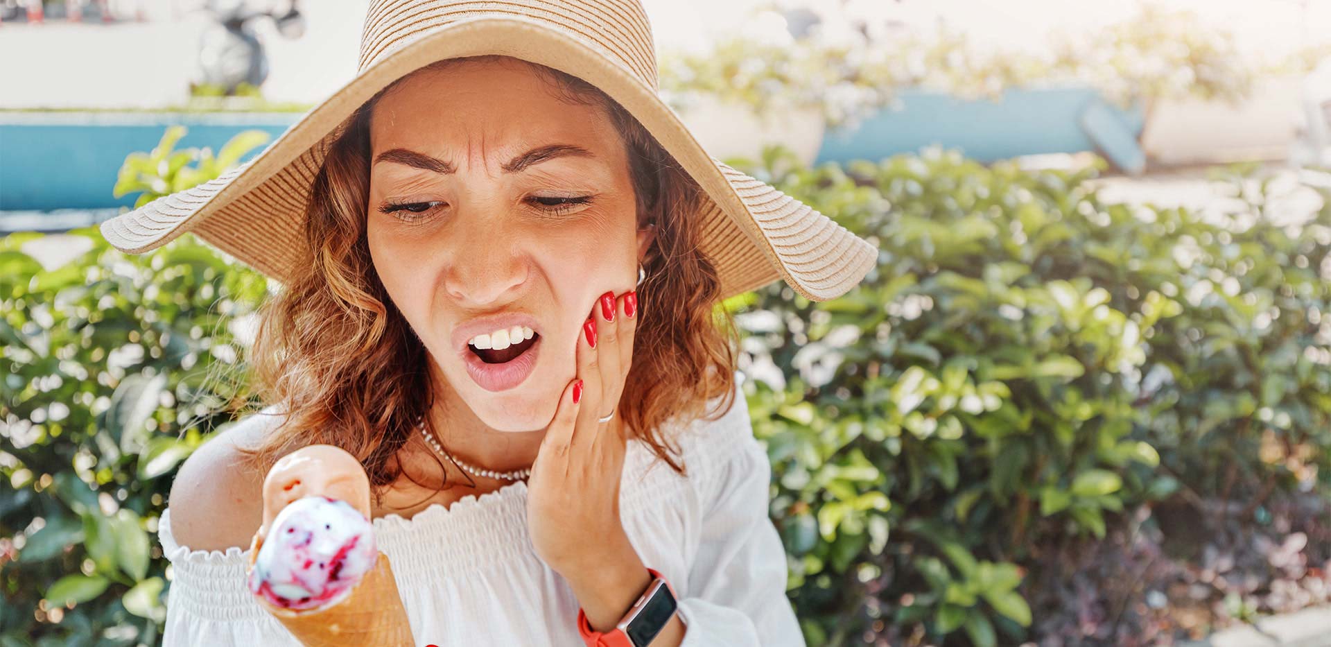 donna con mal di denti che guarda un gelato