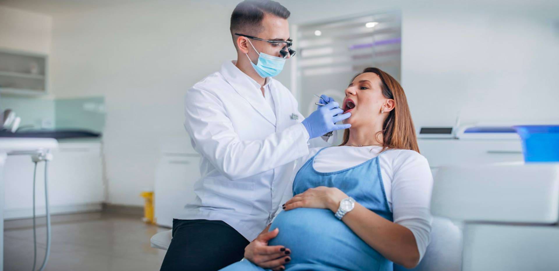 donna in gravidanza dal dentista